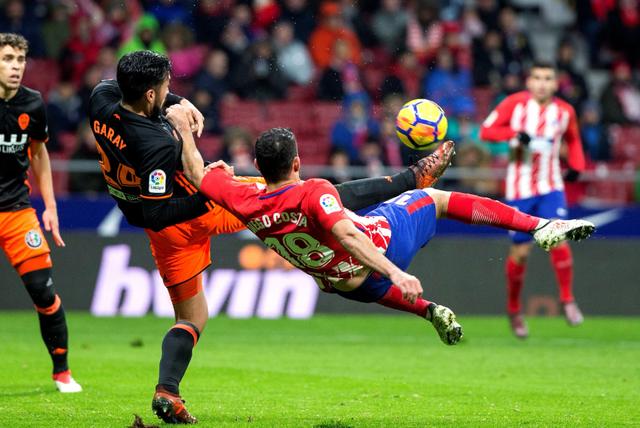 豪门对决，足球巅峰之争搏斗