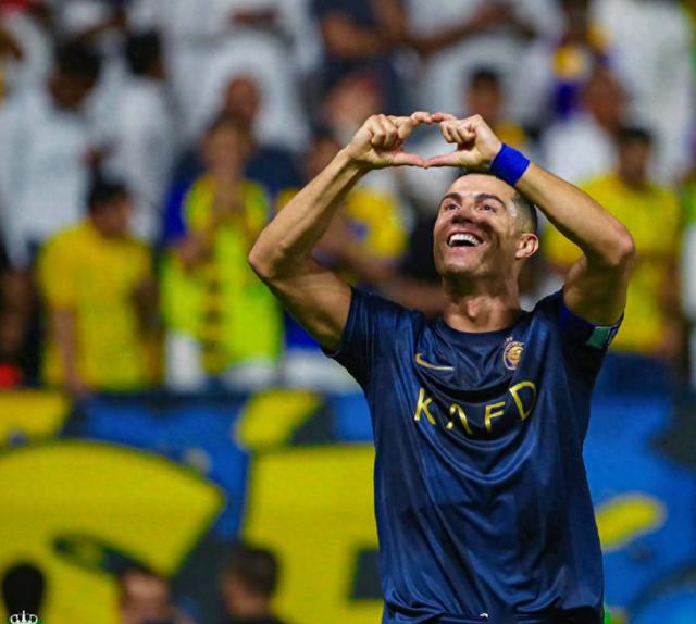 C罗赛前列队欢迎尤文图斯,尊重对手尽显风度!的简单介绍 C罗赛前列队欢迎尤文图斯,尊重对手尽显风度!的简单介绍